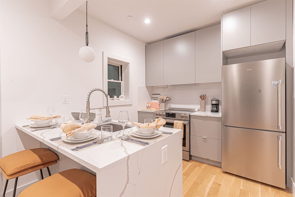 Fully equipped kitchen and dining bar, perfect for home‑cooked meals in Bushwick.