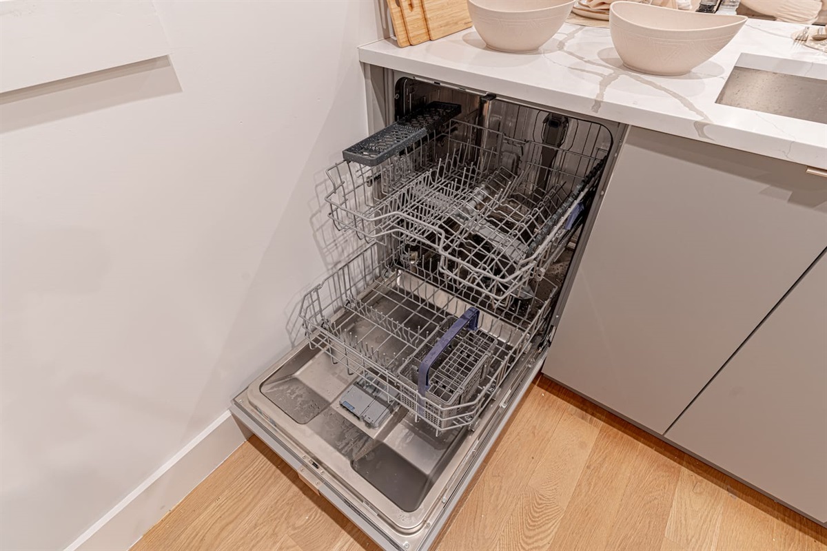 In-unit dishwasher simplifies cleanup, letting you enjoy your vacation without washing dishes by han
