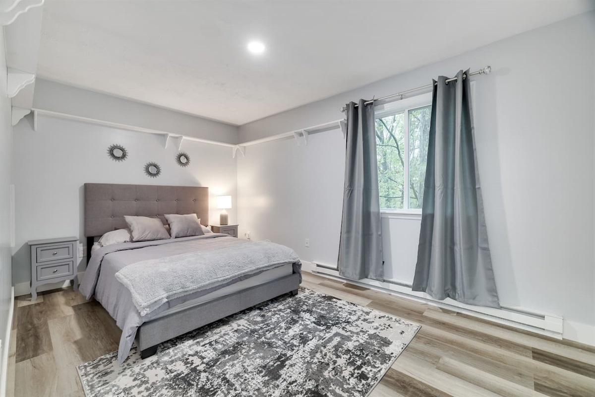 Bright open-concept living room with comfortable seating, large windows, and a relaxing mountain vibe.