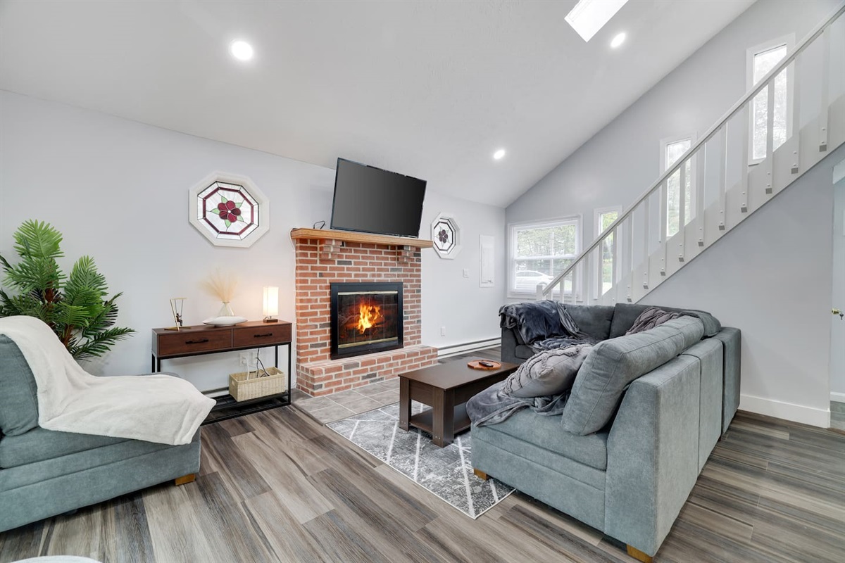 Dining area that comfortably seats 8 — share meals together after a day on the lake or hiking the trails.