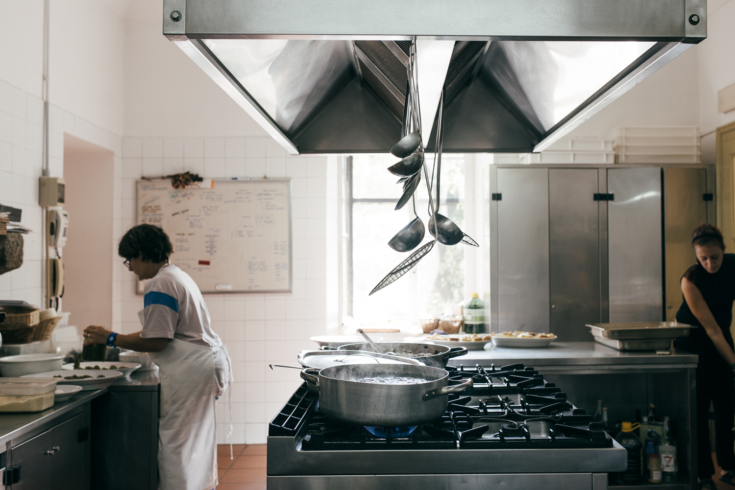 Hügelige Landschaft in den Weinbergen im Piemont