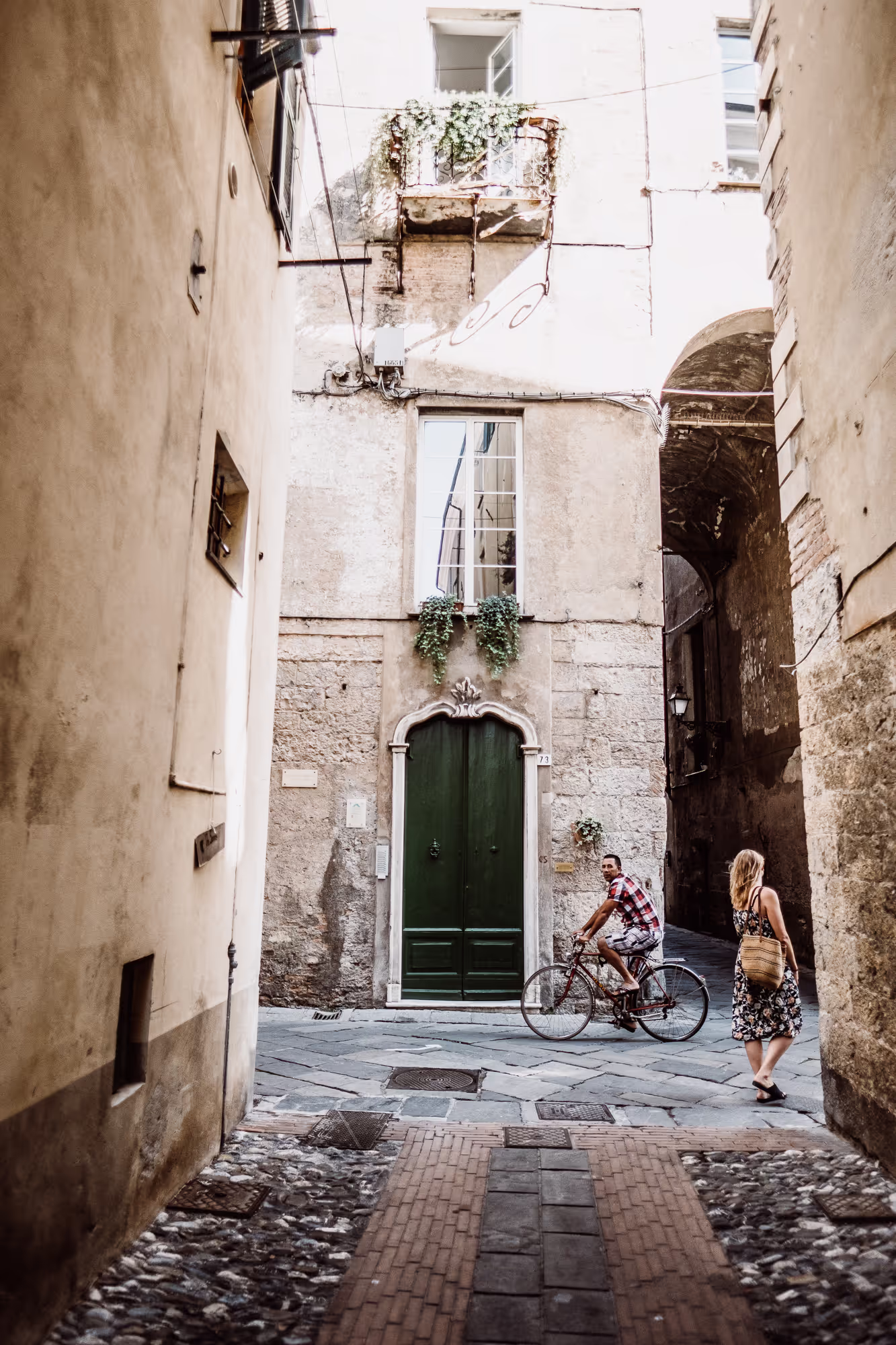 Fare un Giro Ligurien Imperia Gasse mit Frau