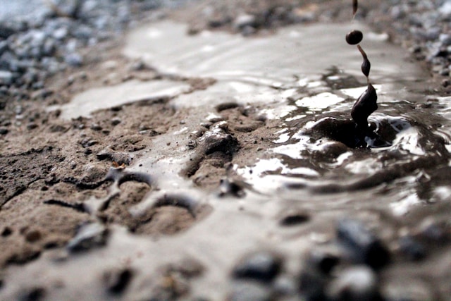 Grondwater en funderingen: de rol van waterdruk bij opstijgend vocht