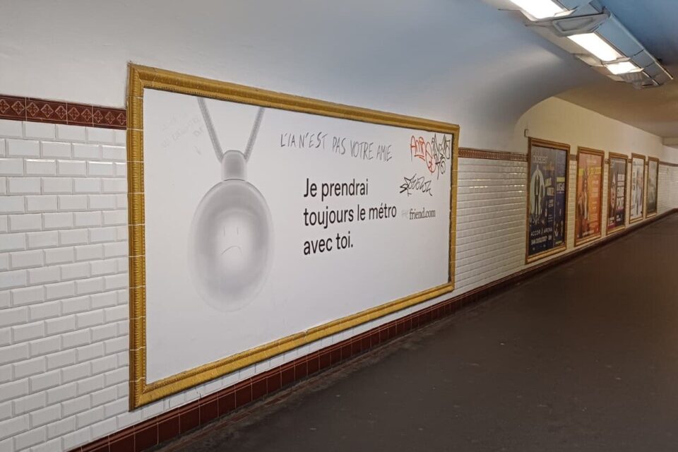 Friend.com en France : la controverse du collier IA qui s'invite dans le métro parisien