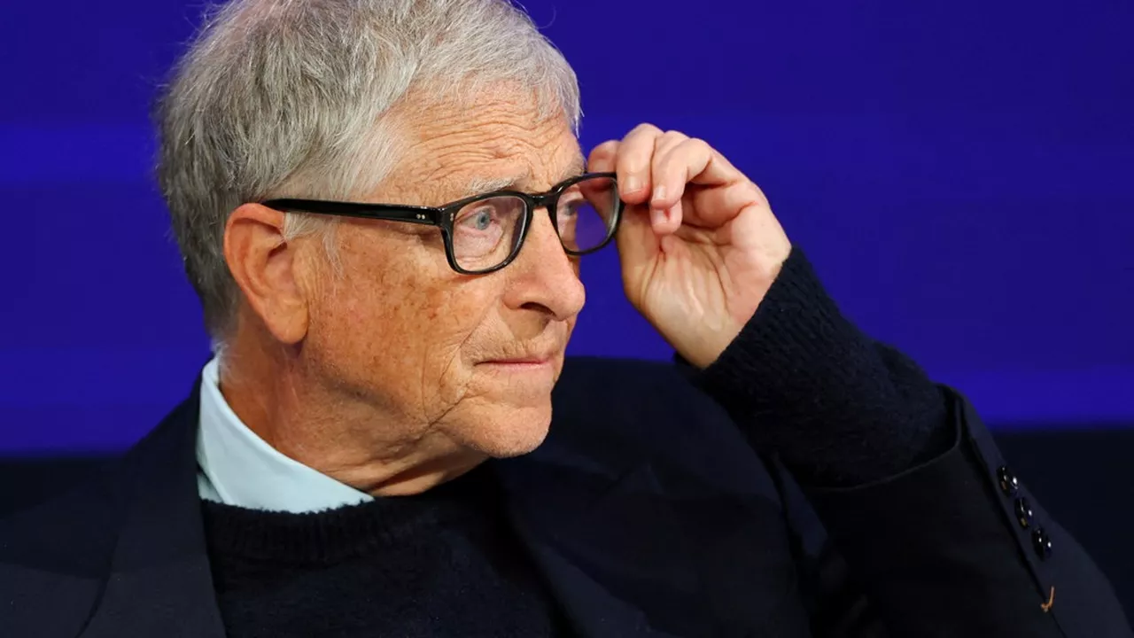 Bill Gates, cofondateur de Microsoft, lors d'une prise de parole publique sur les risques et l'impact de la transition IA pour les entreprises