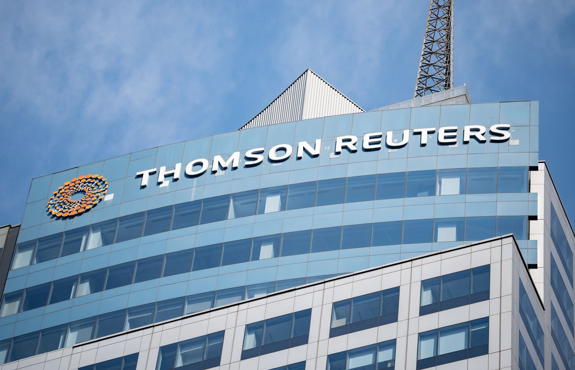 Siège de Thomson Reuters, illustrant son investissement de 40 millions de dollars dans un modèle IA propriétaire face au choix construire ou louer l'IA