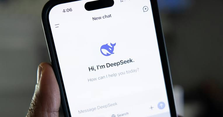 Application DeepSeek ouverte sur un smartphone, illustrant l'essor de ce modèle IA chinois exploité par des hackers pour multiplier leurs cyberattaques