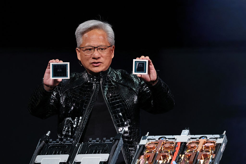 Jensen Huang, PDG de Nvidia, présente des puces IA lors d'une conférence