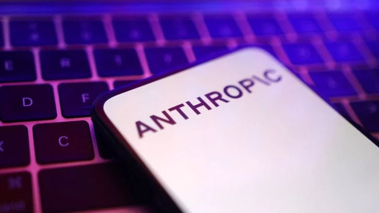 Logo Anthropic sur un smartphone pose sur un clavier, illustration du proces Sony et Warner contre Anthropic