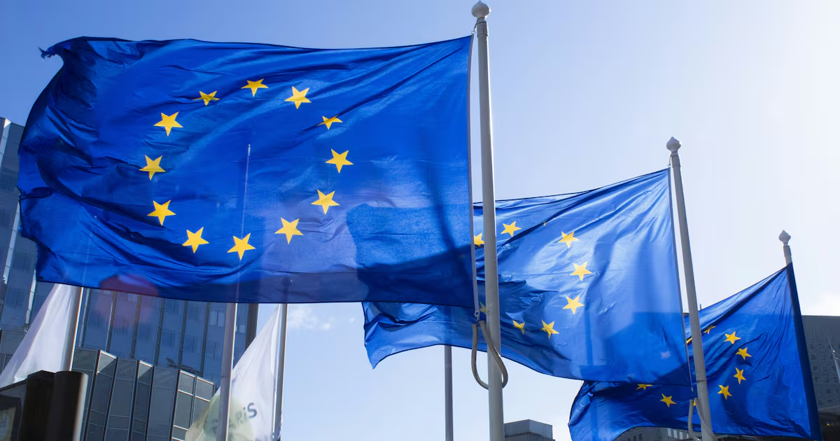 Drapeaux de l'Union europeenne, illustration de l'article ChatGPT et le DSA
