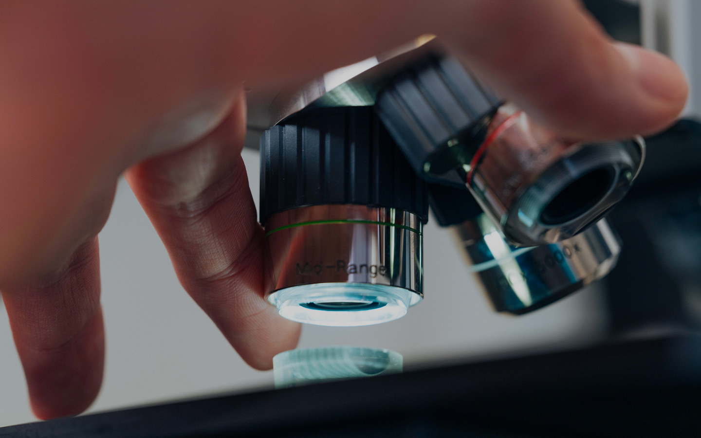 Gros plan sur un microscope, illustration du cas client NOF Metal Coatings Europe