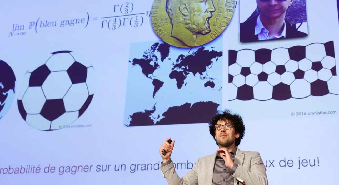 Conference sur les mathematiques et l'intelligence artificielle, avec medaille Fields et formules au tableau.