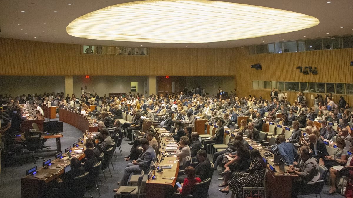 Salle de l'Assemblée générale des Nations unies remplie de délégués en séance, illustration du débat mondial sur l'intelligence artificielle à l'ONU