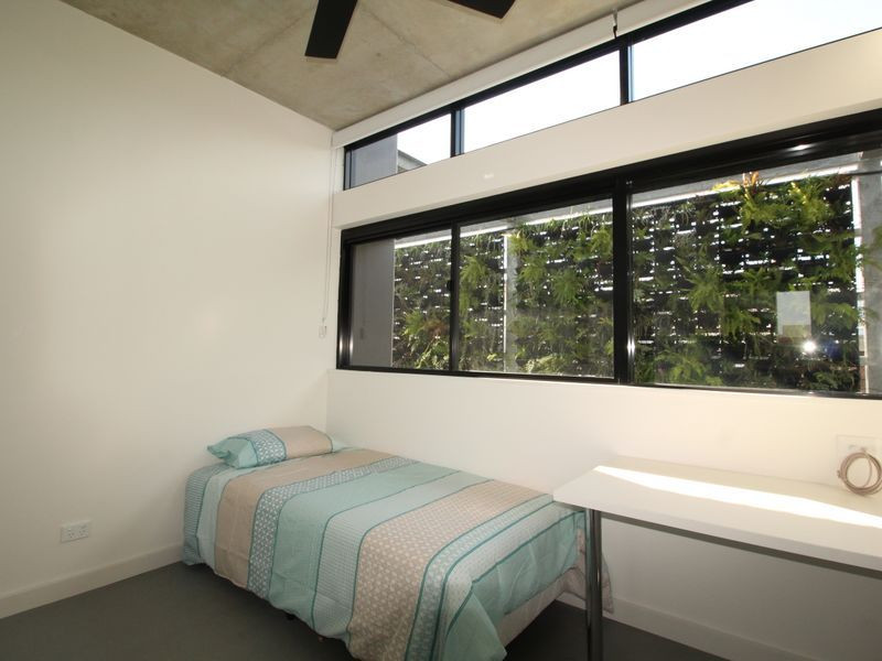 Studio, fully furnished, rent includes Electricity, water and internet, walking distance to UNSW - 1 person per room only. 