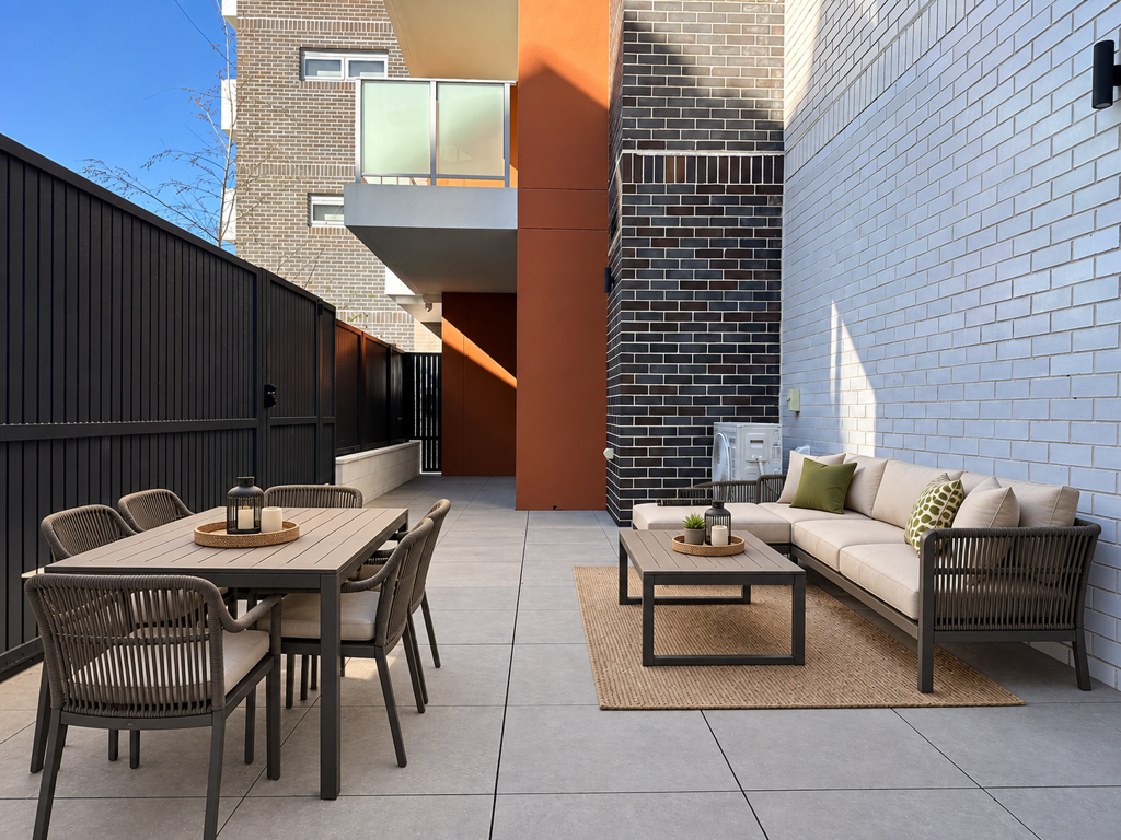 Stylish Ground Floor 2 Bedroom Apartment with Private Courtyard Entrance