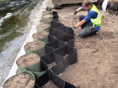 Construction de barrages naturels