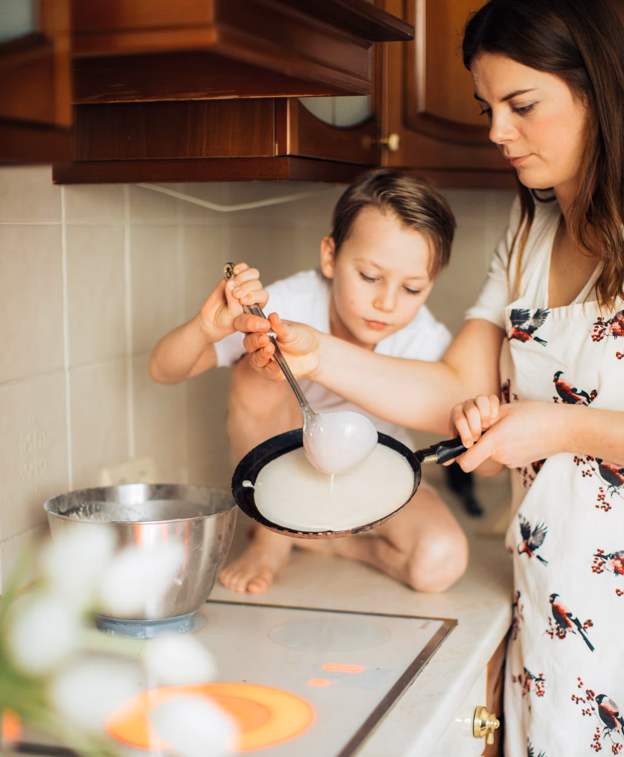 Mère et enfant préparant des crêpes à domicile, équilibre vie professionnelle et vie familiale, confinement