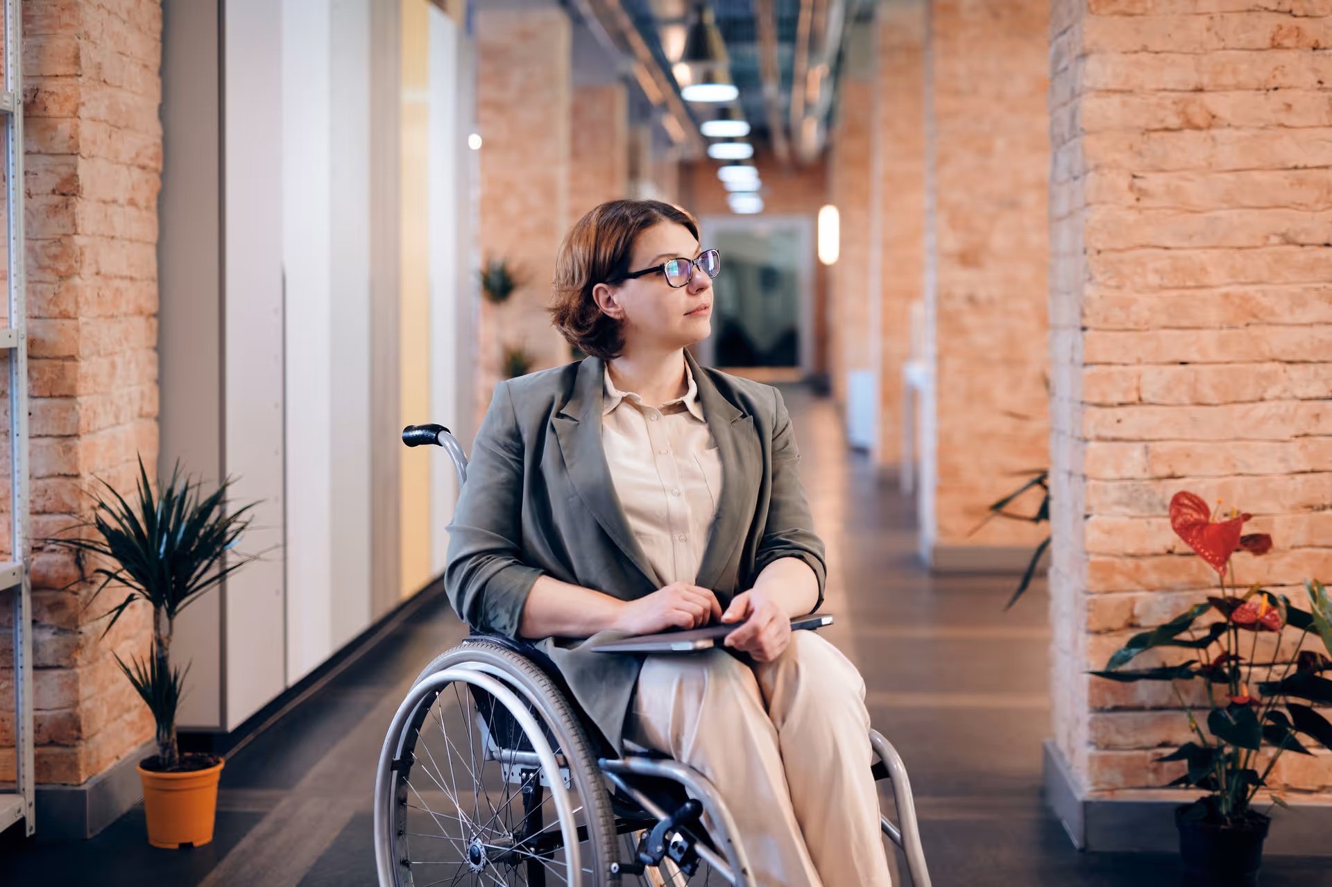 Équipe professionnelle travaillant ensemble sur la sensibilisation au handicap en entreprise et l'inclusion des personnes en situation de handicap