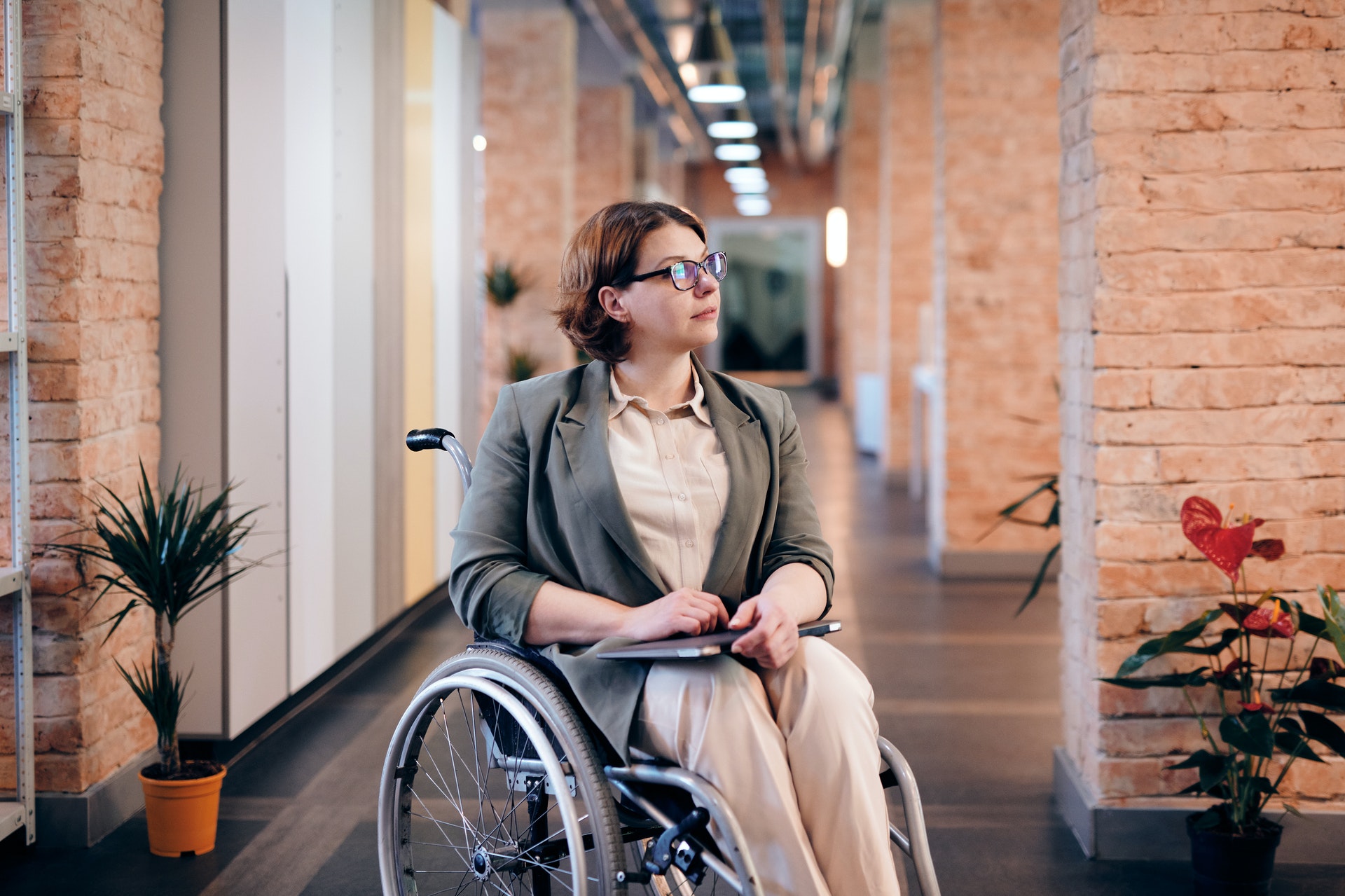 Équipe professionnelle travaillant ensemble sur la sensibilisation au handicap en entreprise et l'inclusion des personnes en situation de handicap