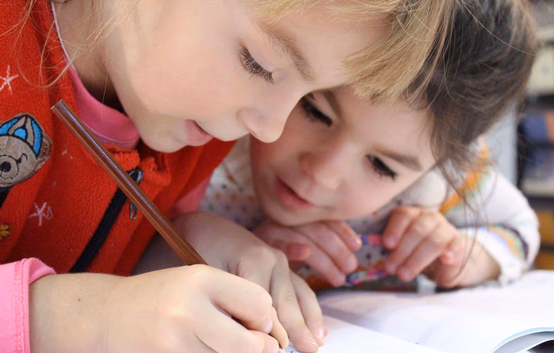 Enfants à l'école étudiant ensemble, illustrant les résultats de l'étude Yoopies sur le retour à l'école post-confinement