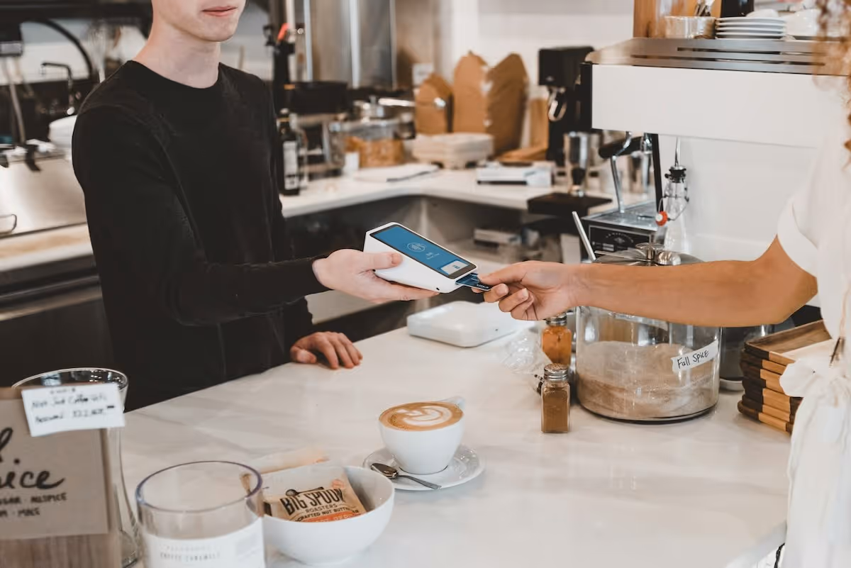 Client effectuant un paiement par carte titres-restaurant dans un restaurant malgré les inconvénients liés à ce mode de paiement
