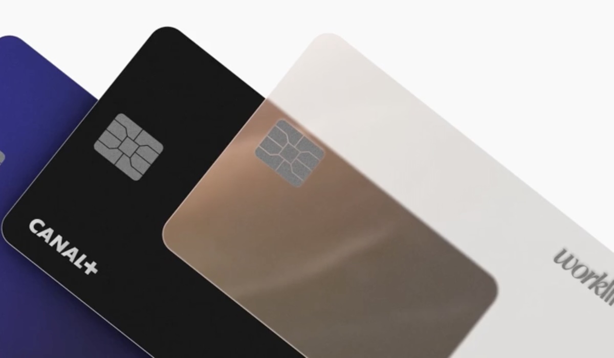 Repas entre collègue en terrasse extérieure