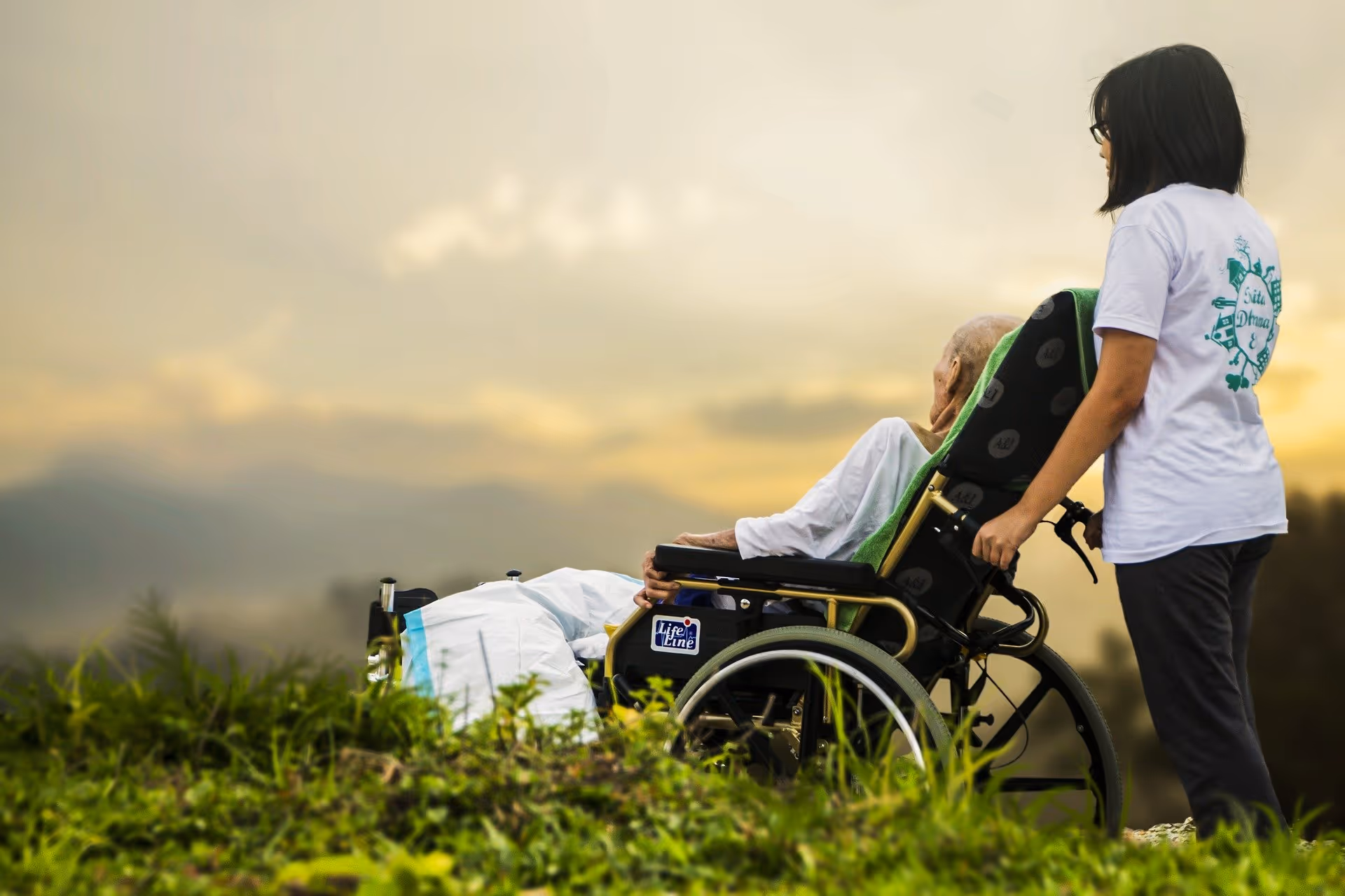 Personne âgée en hospice recevant des soins, illustrant les enjeux d'accompagnement des salariés aidants en entreprise