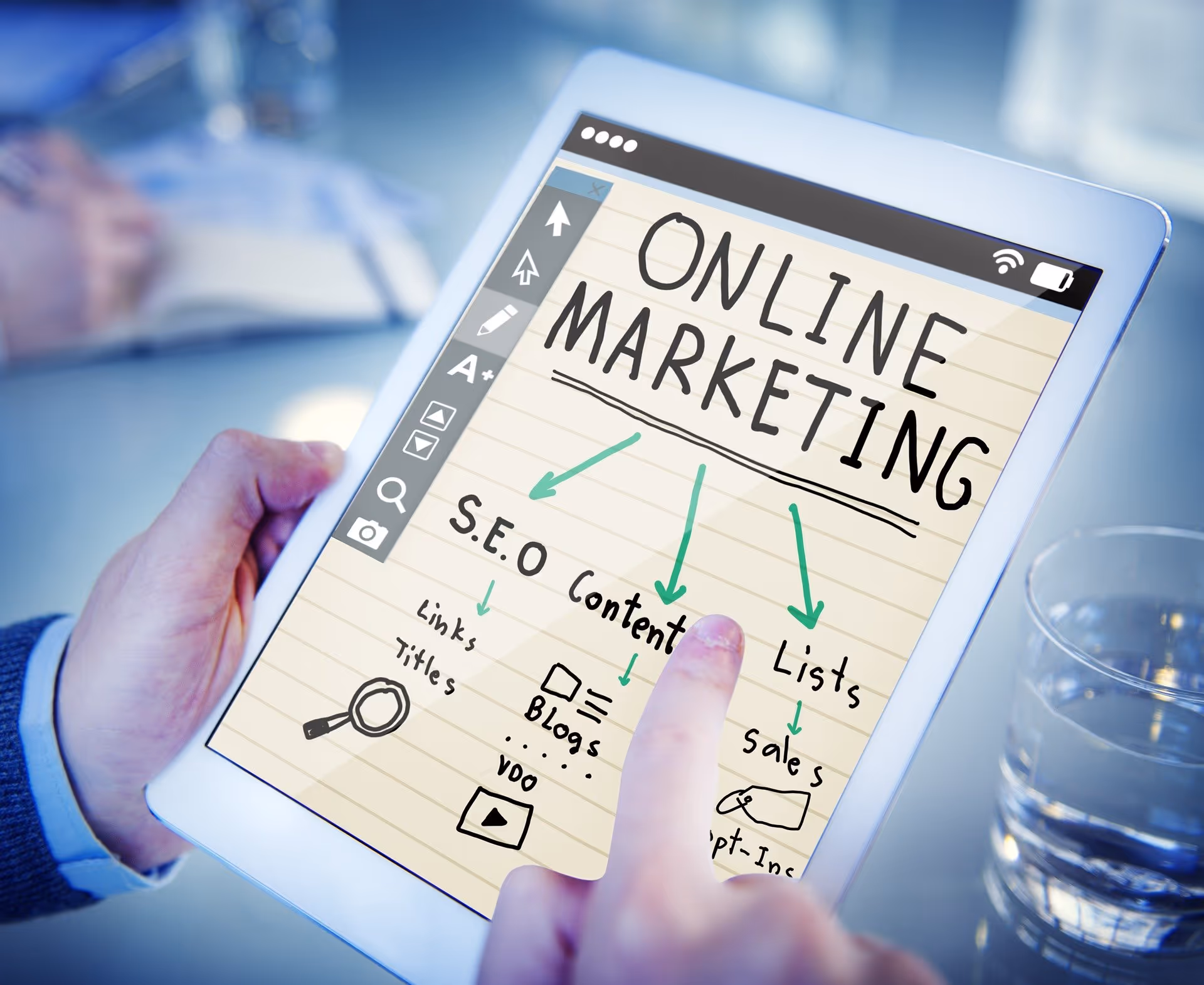 Écran d'ordinateur affichant des icônes marketing digital et stratégies, bureau professionnel moderne, avantages salariés