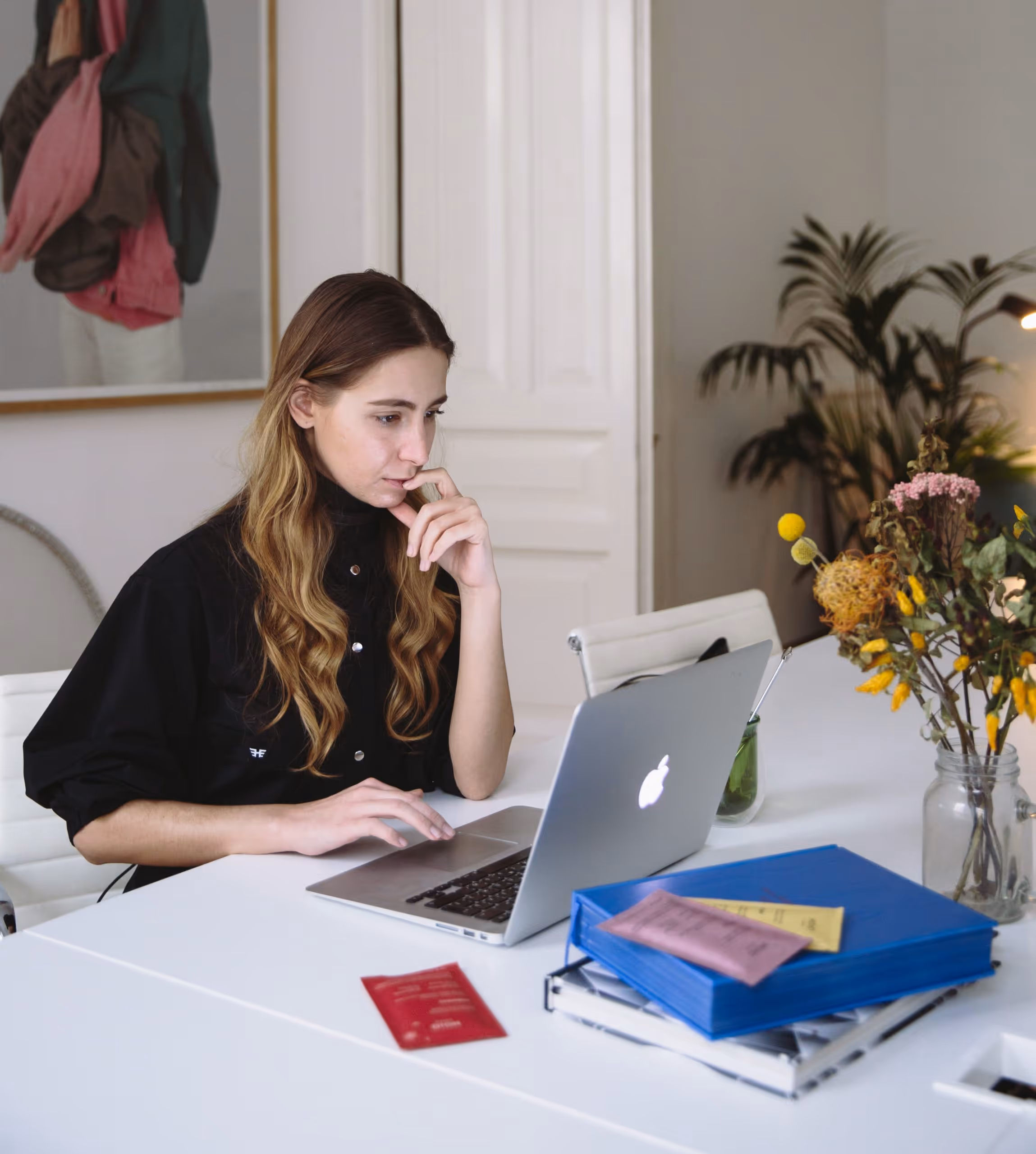 Professionnelle RH en télétravail sur laptop, accompagnement collaborateurs en période de crise sanitaire