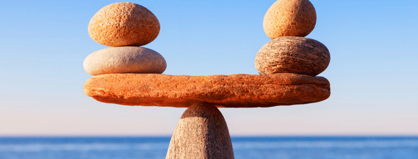 Collaborateurs heureux et engagés en réunion informelle, bureau moderne, équilibre vie professionnelle et personnelle