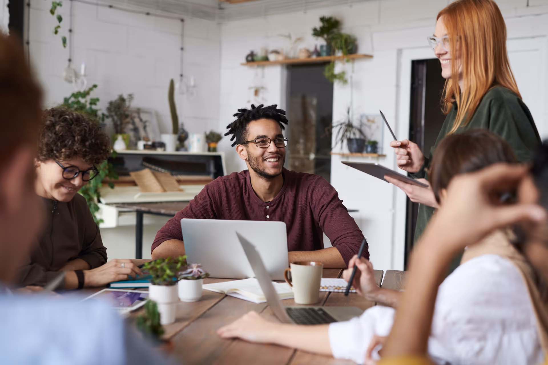 Équipe de professionnels RH en réunion collaborant sur des actions pour améliorer la qualité de vie au travail et le bien-être des collaborateurs