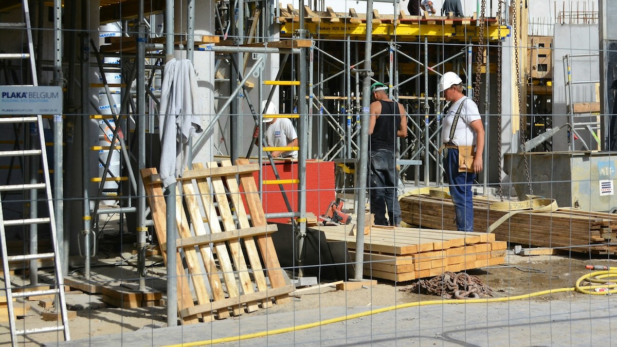 Ouvriers du BTP sur un chantier extérieur prenant leur pause déjeuner avec la prime de panier repas versée par l'employeur