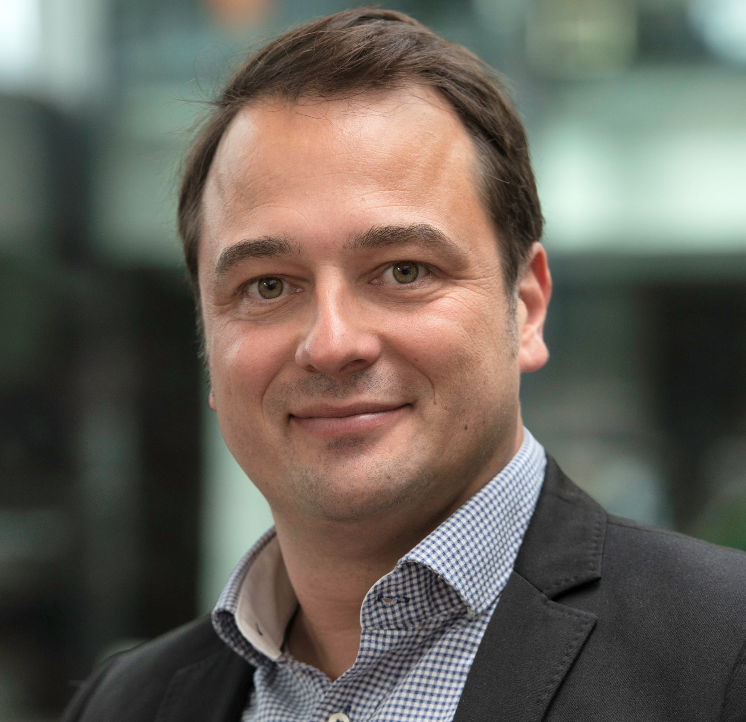 Deux jeunes filles travaillant sur ordinateur à domicile, garde d'enfants pendant le télétravail parental