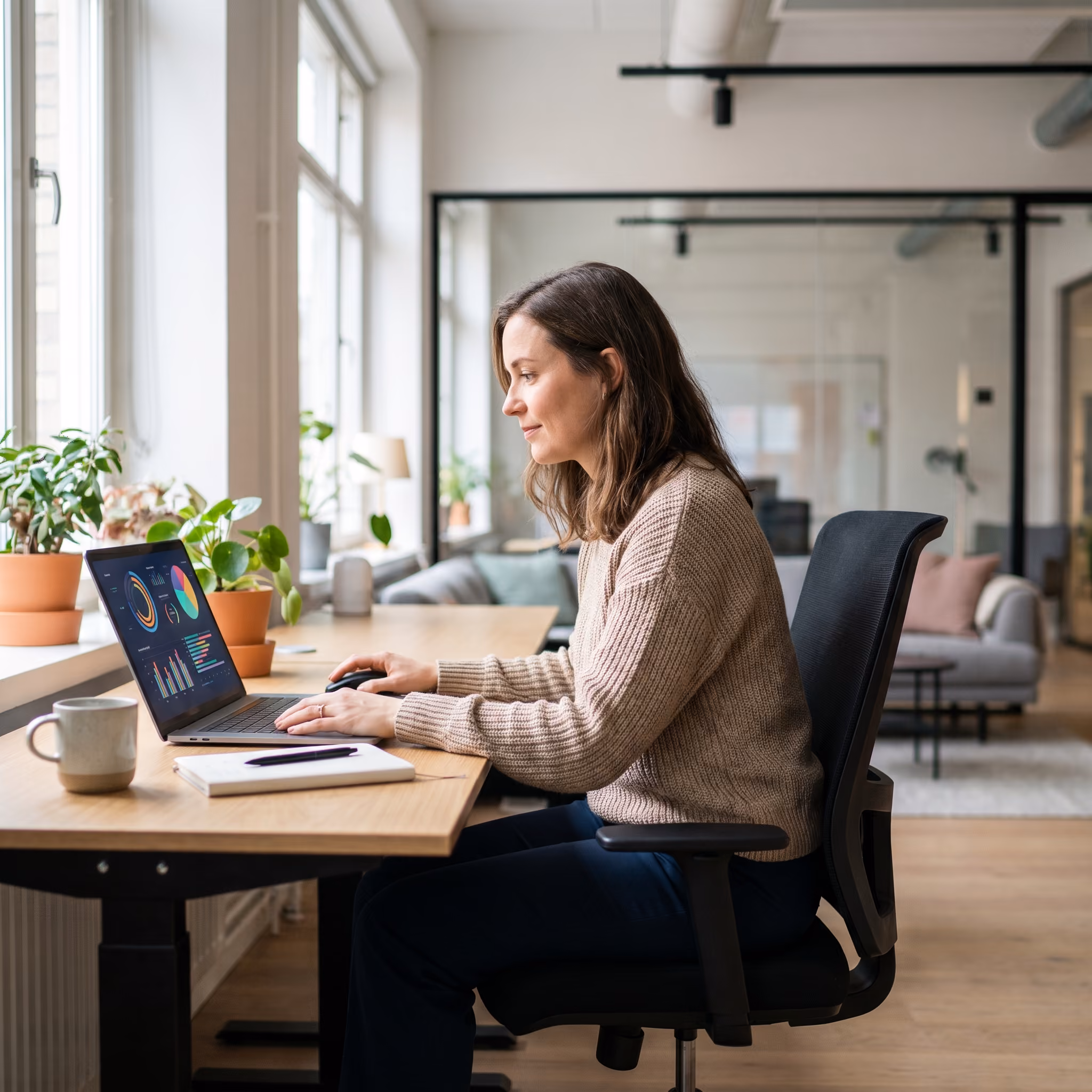 DRH analysant des graphiques de données RH sur écran dans un bureau lumineux
