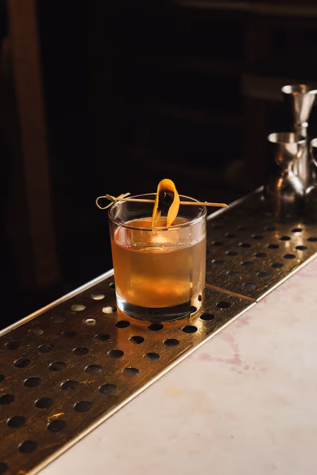 Vaso de whisky en un bar