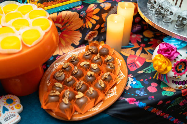 Halloween decoration and food Halloween decoration and food Small wrapped chocolates displayed neatly on a Halloween plate stock pictures, royalty-free photos & images