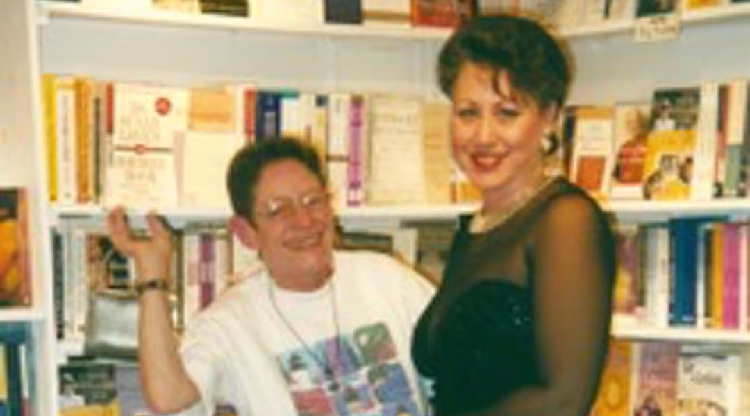 Jane and Diana Spencer in front of a wall of books.