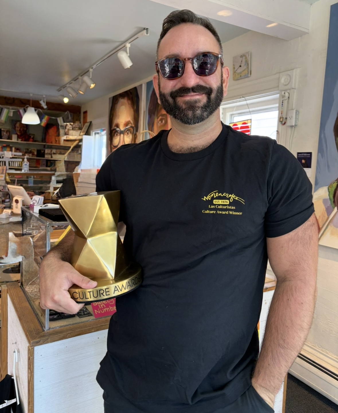 Las Culturistas Award Winner T-shirt black t-shirt gold award man holding