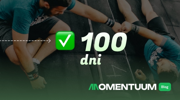 Trener i jego klientka przeglądają dane dotyczące postępów treningowych.