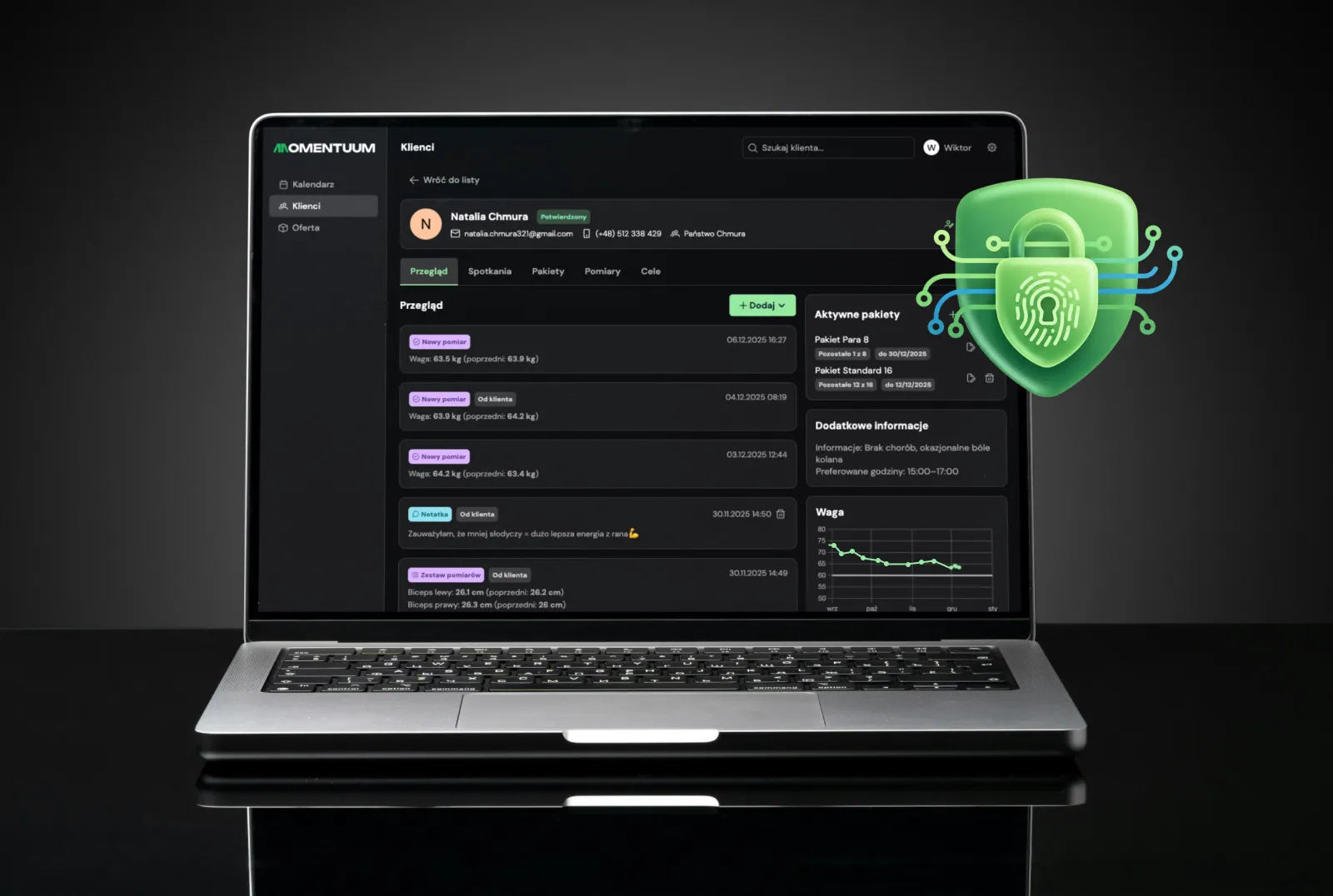 Widok aplikacji momenttuum na ekranie komputera oraz ikona symbolizujaca bezpieczeństwo danych.