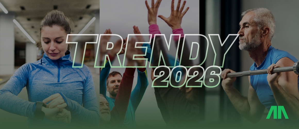 Trener personalny pokazuje na tablecie dane dotyczące postępów treningowych.