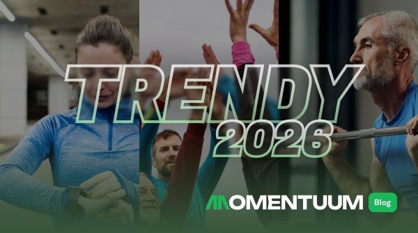 Trener i jego klientka przeglądają dane dotyczące postępów treningowych.