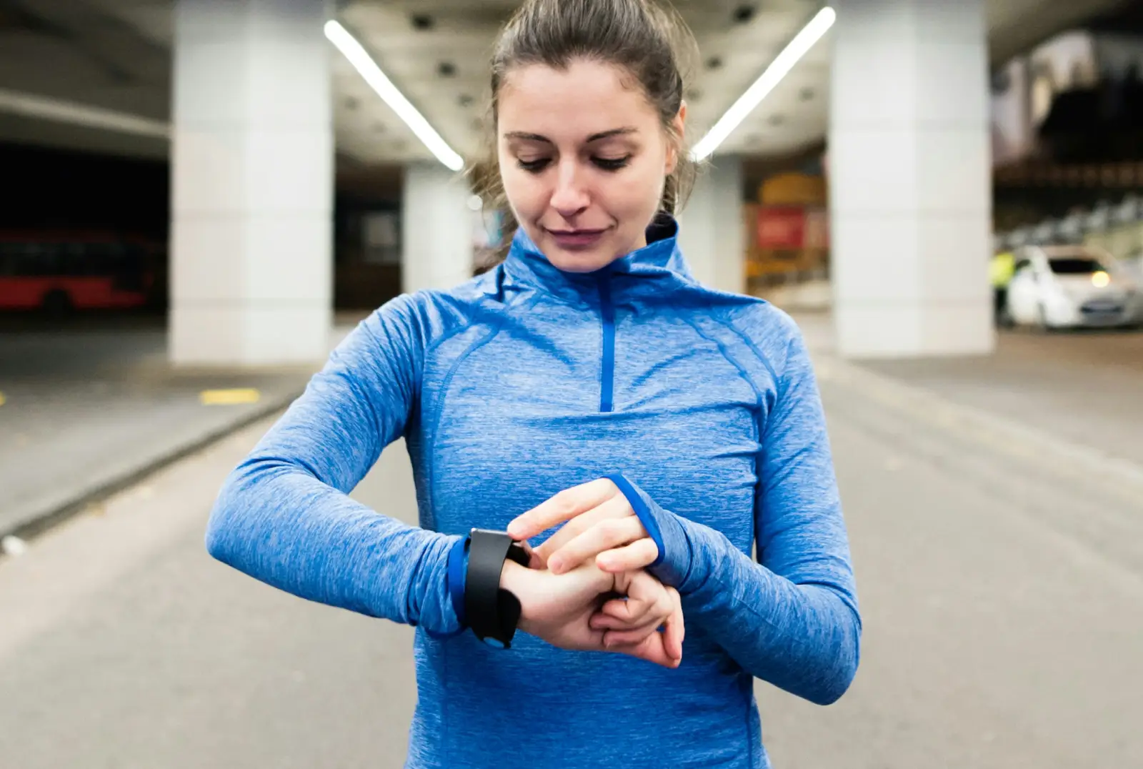 Kobieta sprawdza na zegarku sportowym dane.