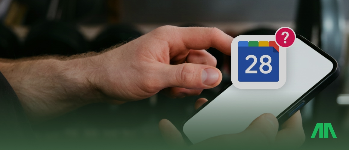 Trener personalny pokazuje na tablecie dane dotyczące postępów treningowych.