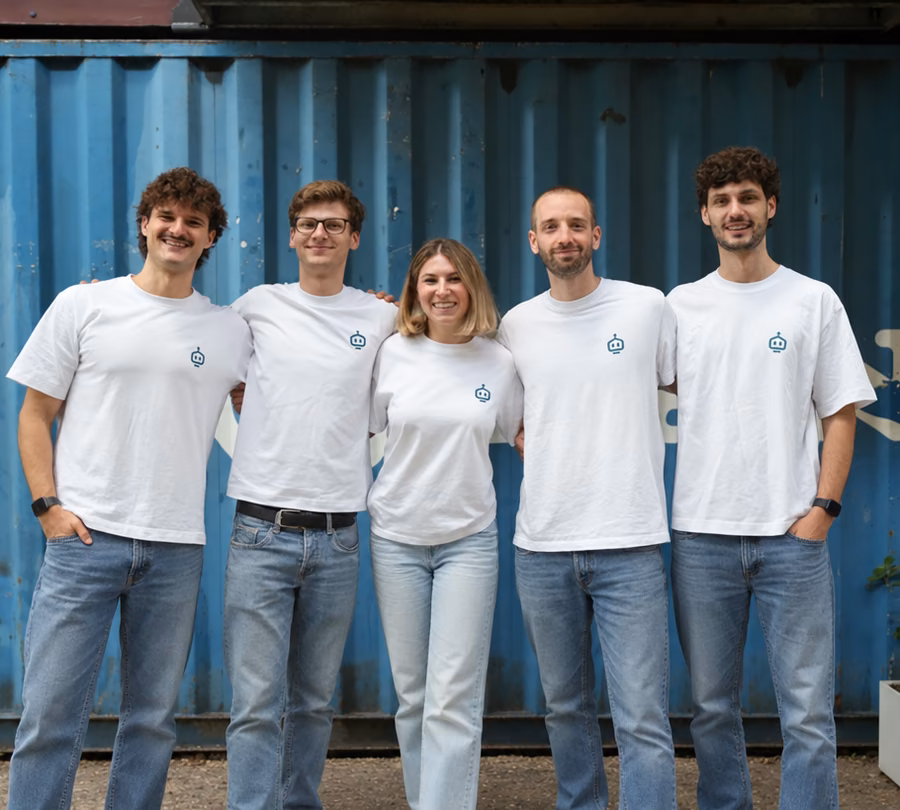 Das marton.ai Team vor einem blauen Container