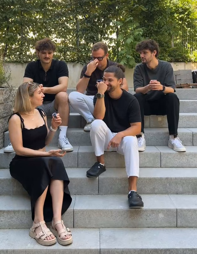 Das marton.ai Team auf einer Treppe im Freien