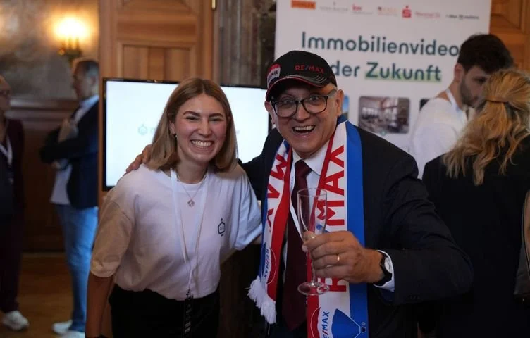 Eine Kollegin von marton.ai im Gespräch mit einem Besucher an unserem Stand
