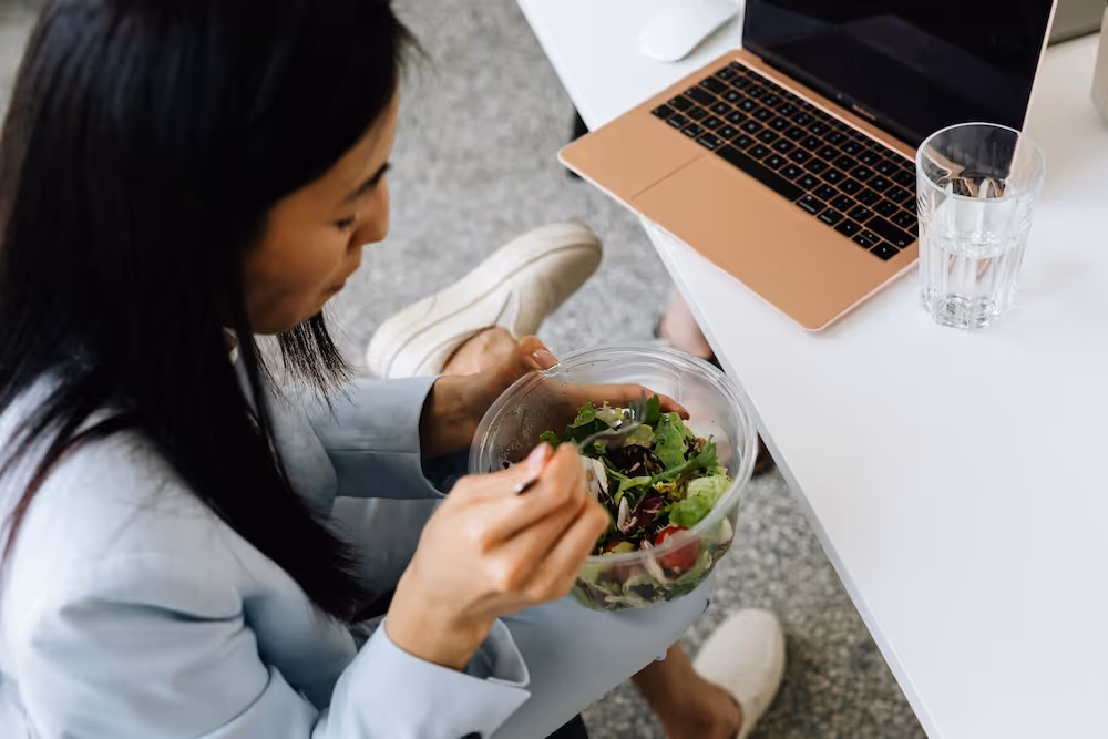 Corporate wellness program_remote worker lunch