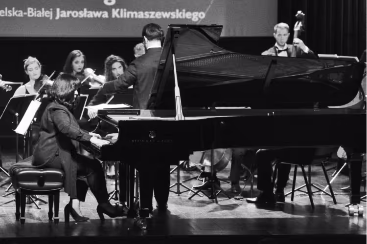 Anna Górecka w trakcie koncertu na scenie