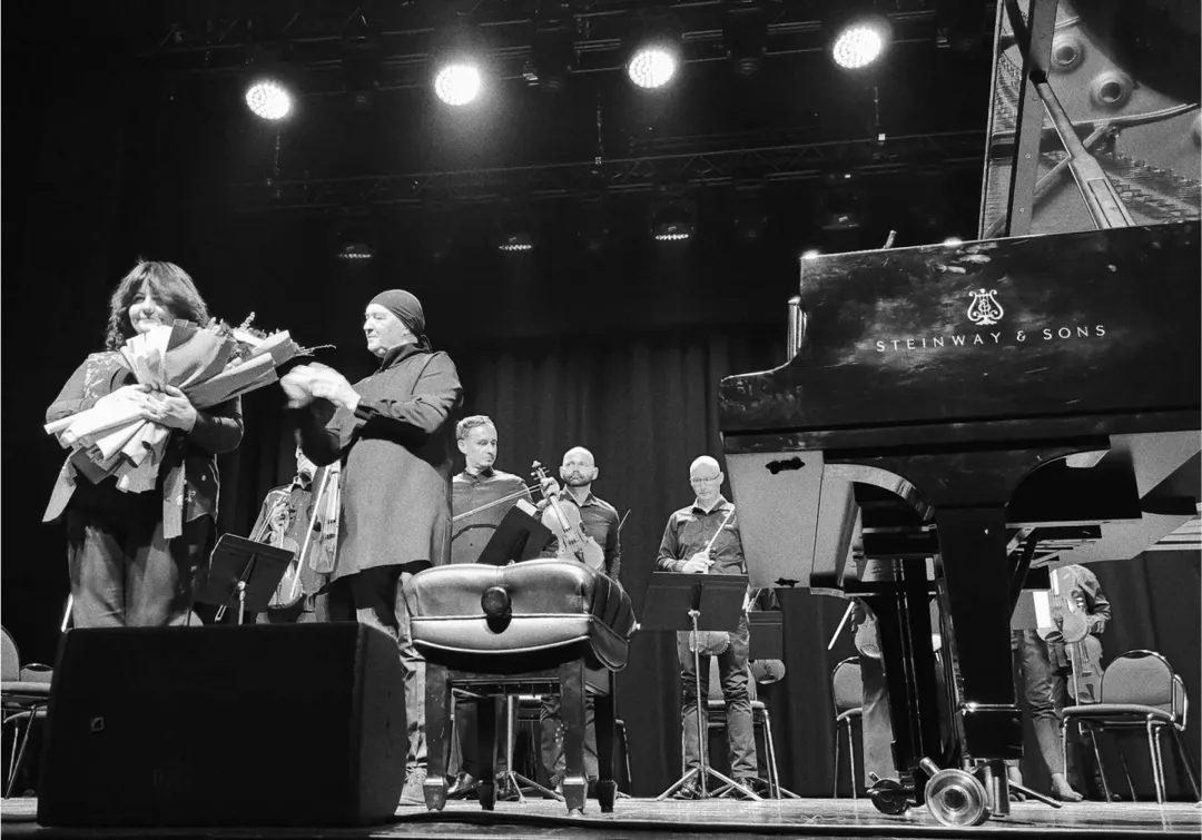 Anna Górecka i Marek Moś na scenie.